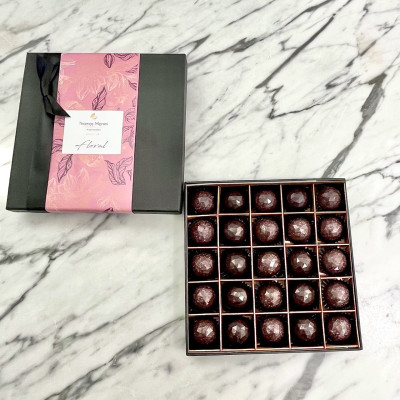 THOMAS COLLECTION FLORAL, Boite ouverte avec les chocolats, packaging rose